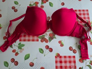 SOUTIEN-GORGE ROUGE BORDEAUX JAMAIS PORTER COMME NEUF DENTELLE TAILLE  100C MARQUE FASHION ESPRESS
