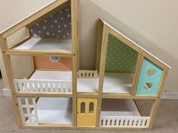 Maison de poupée en bois