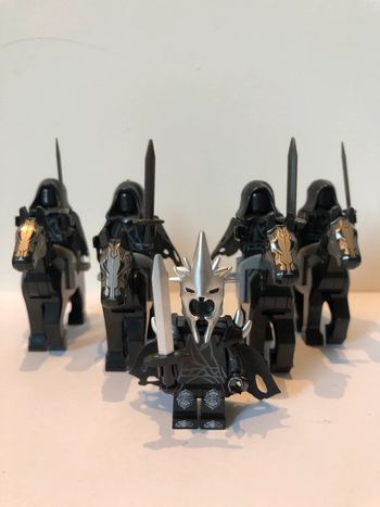 Figurine type lego Roi Angmar et 4 Nazguls à cheval. Le seigneur des anneaux