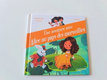 Livre " Une aventure avec Alice au pays des merveilles" de la collection Hachette 