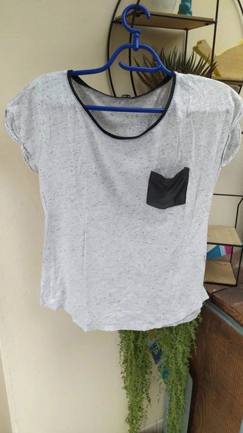 Tee-shirt gris et noir taille M