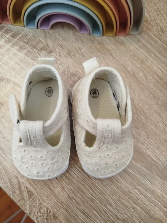 Chaussures bébé taille 16/17 - photo numéro 2