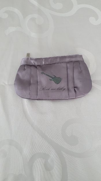 A donner dans un lot : petite trousse