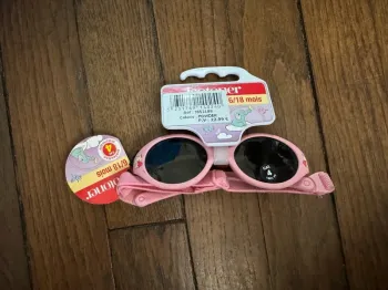 lunettes Isotoner neuves 6/18 mois