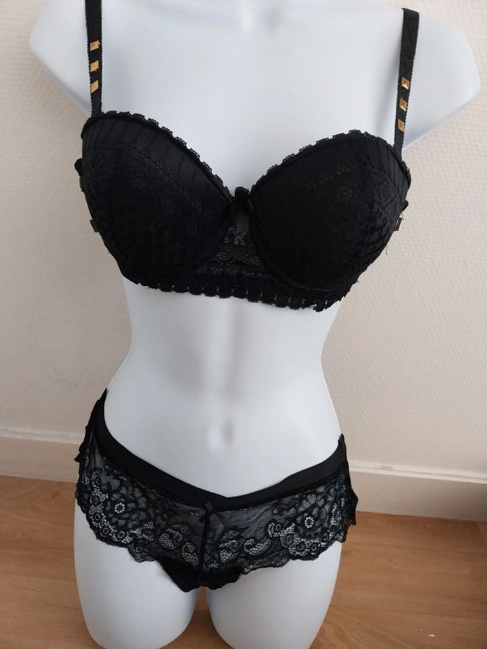 Soutien gorge noir avec déco doré 95 B