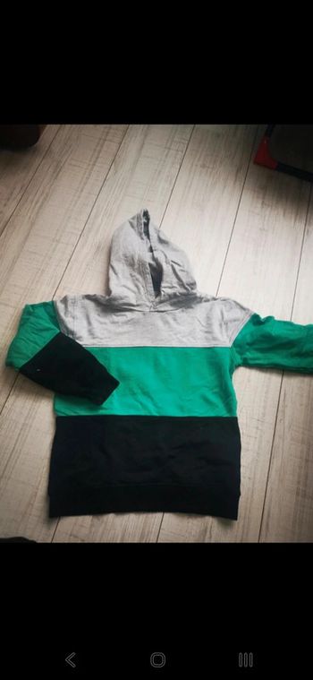 Sweat à capuche taille 10 ans.
