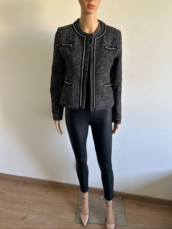 Veste chamarrée avec chainettes dorées LolaLiza taille française 38 jamais portée - photo numéro 3
