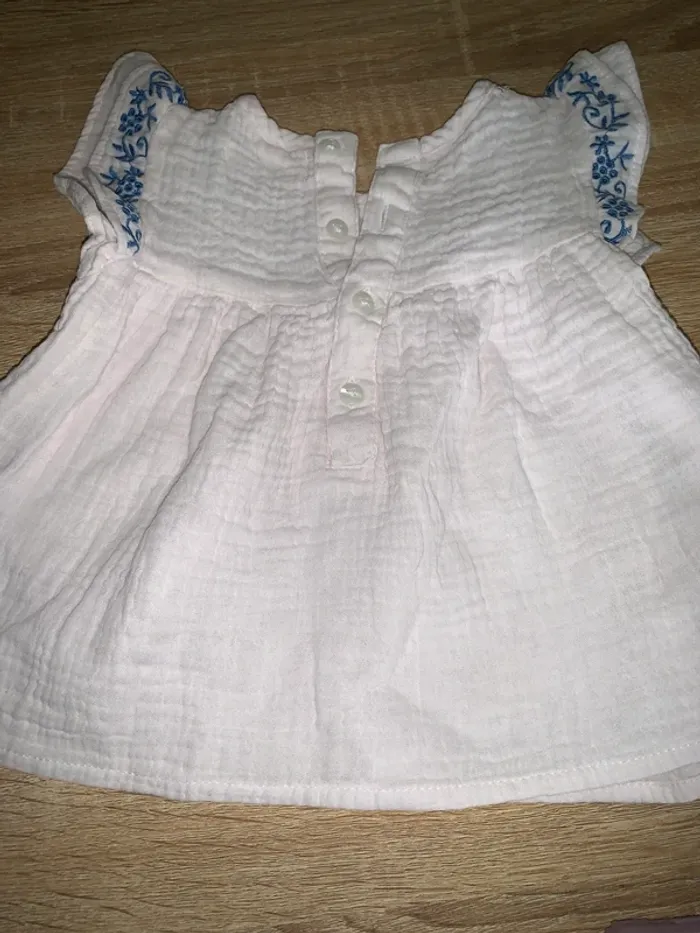 Blouse bébé coton blanc broderie bleue fleurie 9/12 mois - photo numéro 3