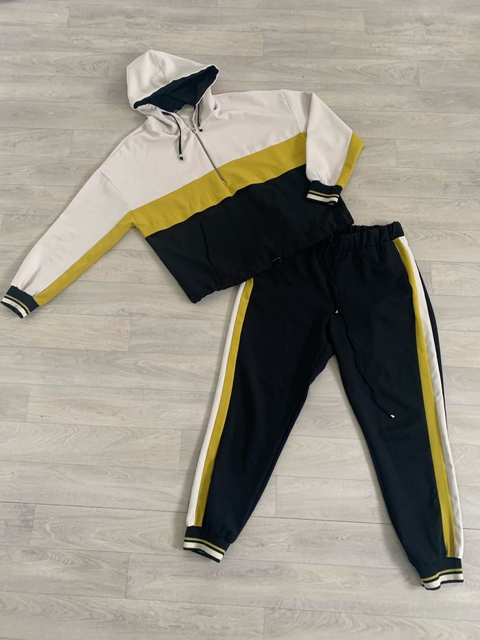 Ensemble Zara sweat à capuche et pantalon