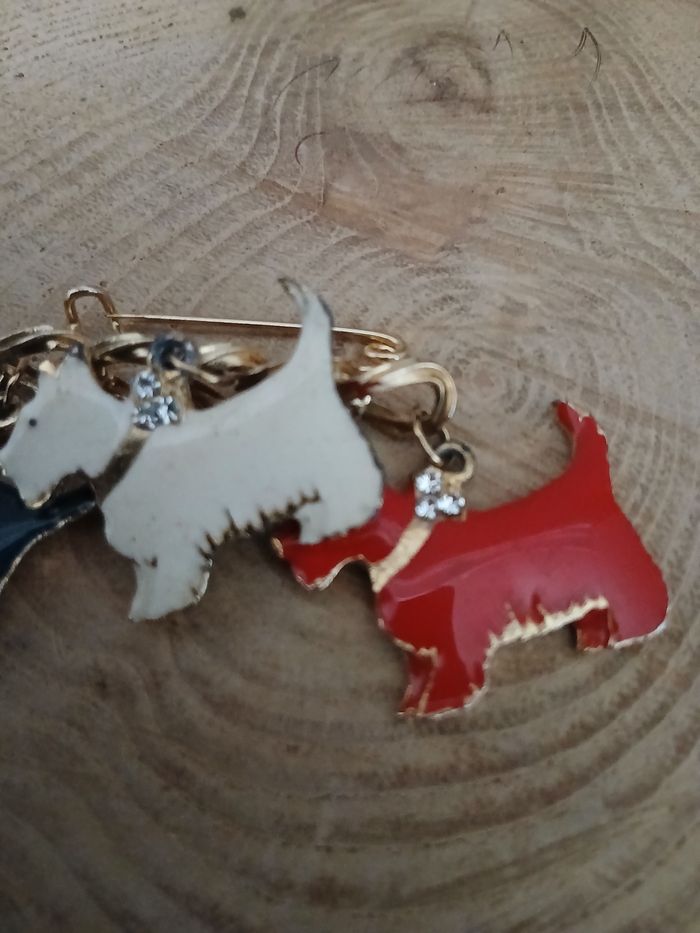 Broche chien vintage bleu blanc rouge - photo numéro 2