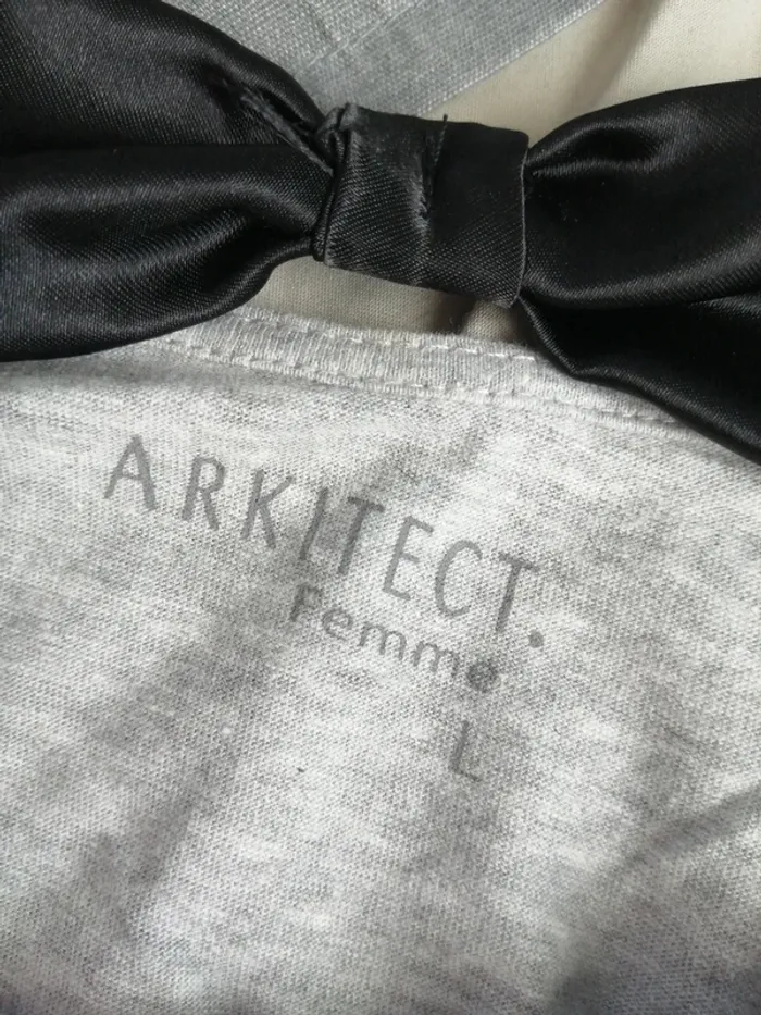 Tee-shirt gris avec différentes broderies et noeud noir dans le dos / arkitect / (L) - photo numéro 4