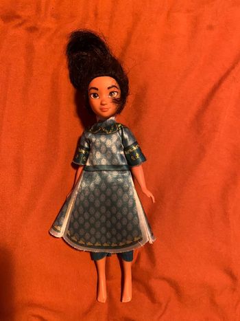 Poupée Barbie Disney Raya jeune  Issu du dessin animé Raya et le dernier dragon