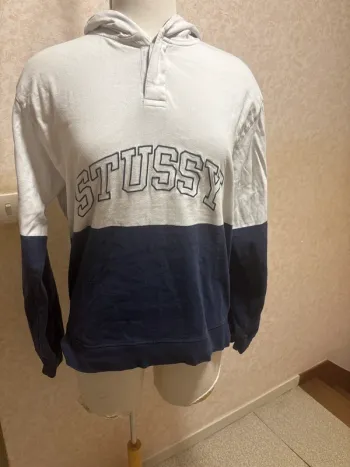 Sweat Stüssy à capuche – Blanc & Bleu marine – Taille L – Très bon état mixte