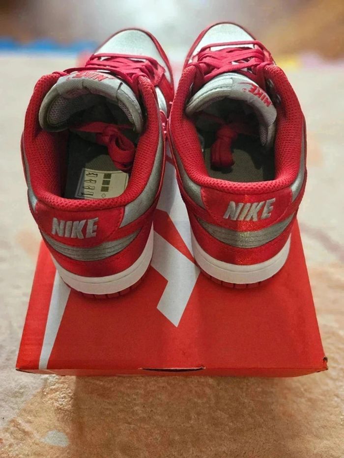 Nike Dunk Low w ess snkr grey/ varsity red- White Taille 38.5 - photo numéro 2