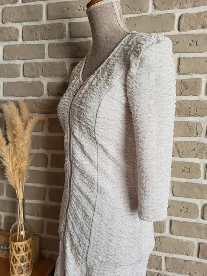Robe blanche moulante avec fermeture éclair et tissu gaufré - photo numéro 11