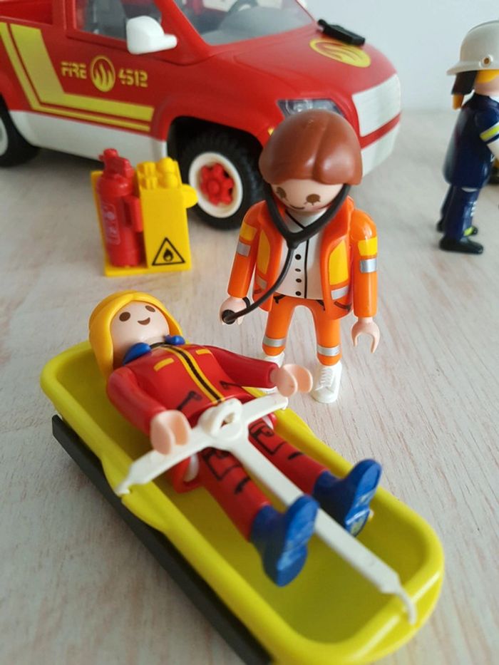 Pompiers, voiture d'intervention et secouriste Playmobil city action - photo numéro 5