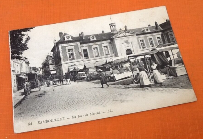 Carte postale ancienne Rambouillet (Yvelines) Un jour de Marché - photo numéro 3