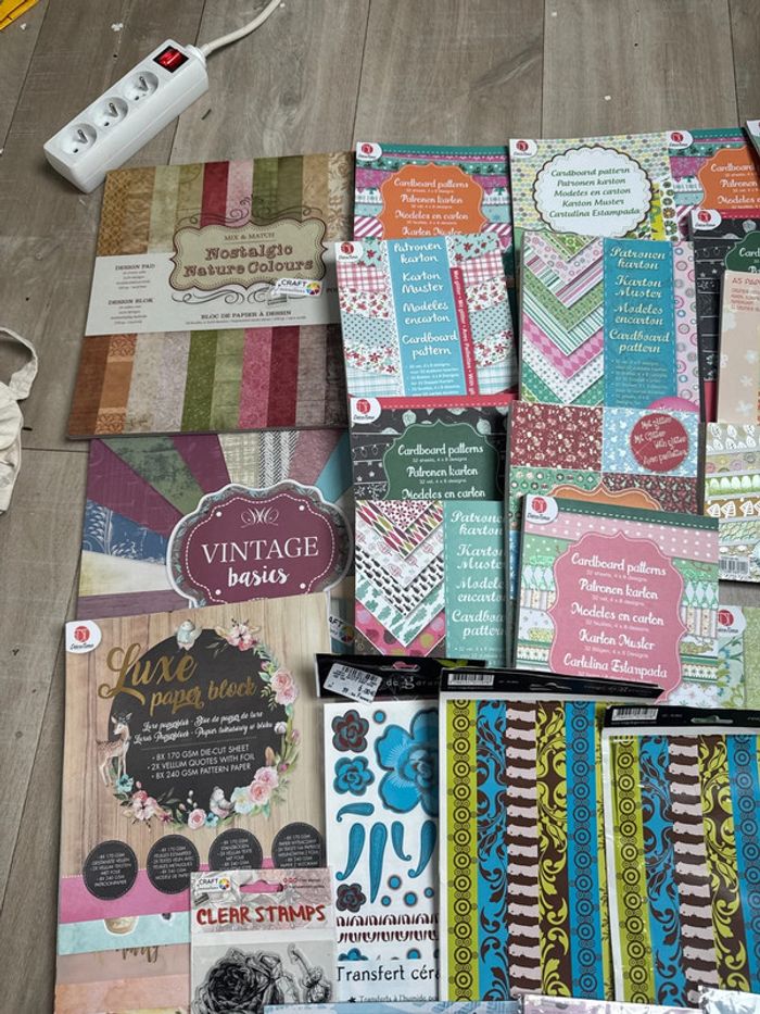 Gros lot de papiers scrapbooking pochoirs embellissements - photo numéro 2