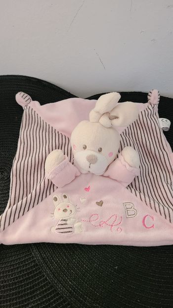 Doudou plat lapin rose rayé attache tétine ABC NICOTOY