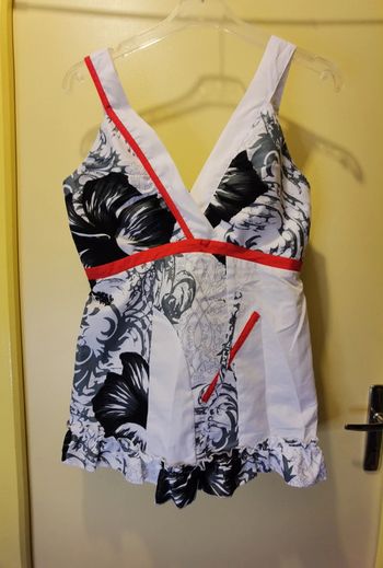 Débardeur blanc a motif gris rouge