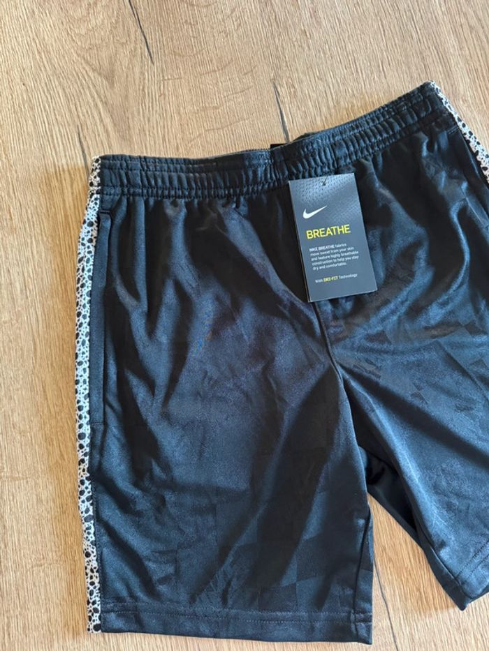 Short Nike dri-fit taille S 8-9 ans neuf avec étiquettes - photo numéro 2
