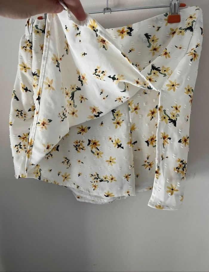 Jupe short d’été blanc à fleurs - photo numéro 3