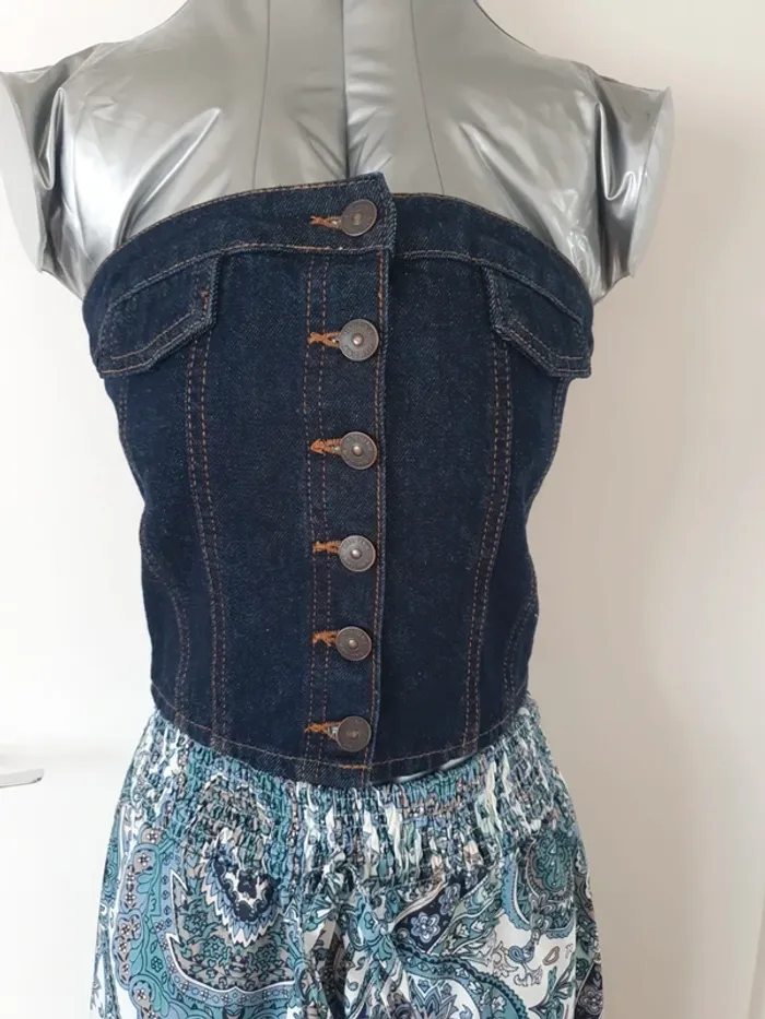 Top court en jeans  sans manche ferme avec les boutons devant - photo numéro 2
