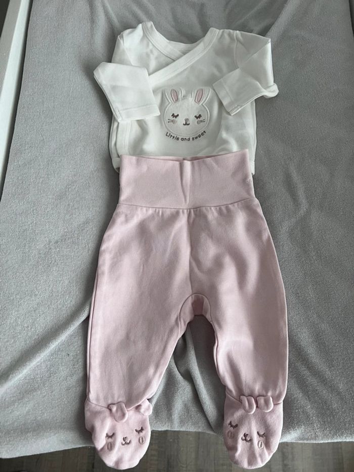 Ensemble rose et blanc taille 0-1 mois (56 cm) pantalon avec pied