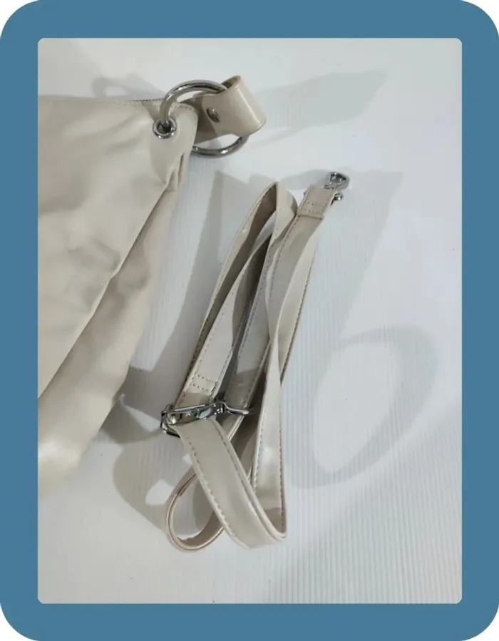 Sac porté épaule et bandoulière  crème, il y a quelques tâches, 31x28cm - photo numéro 4