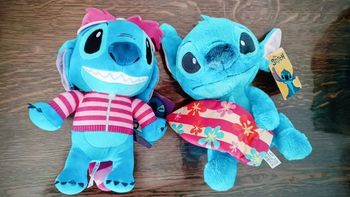 2 Peluches Stitch 25cm Surf + Déguisement de Cheshier, Le Chat d'Alice au Pays des Merveilles