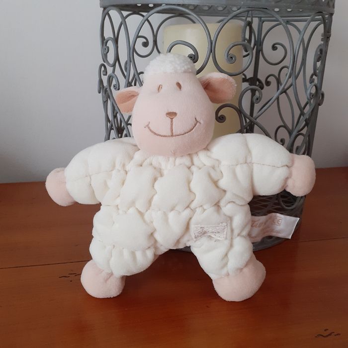 Doudou Petit Mouton avec grelot *Tiamo collection