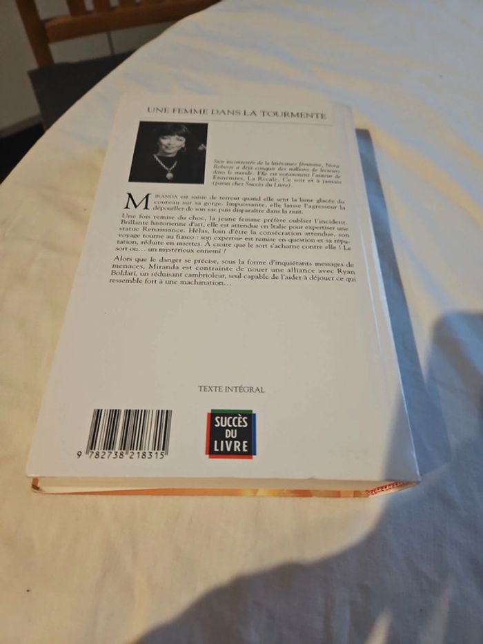 Nora Roberts Une femme dans la tourmente - photo numéro 2