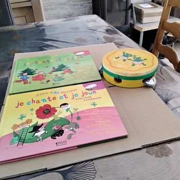 Lot de 2 livres CD  je chante et je joue + tambourin