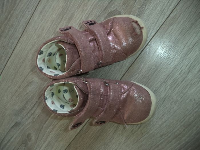 Chaussures roses à paillettes chat p.24