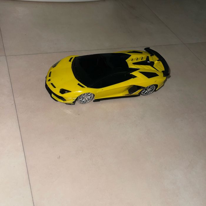 Voiture jaune