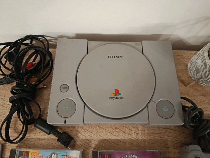 PlayStation 1 avec manette câbles carte mémoire 2 jeux