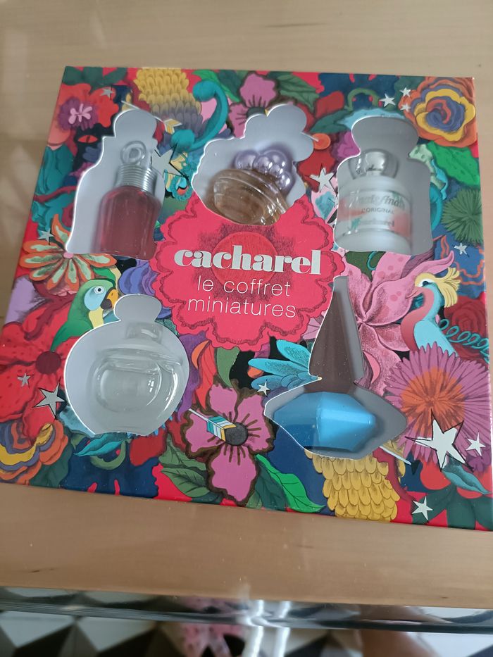 COFFRET CACHAREL 5 MINIATURES UNE DE 3ML, DEUX DE 5ML UNE DE 6ML ET UNE DE 7ML