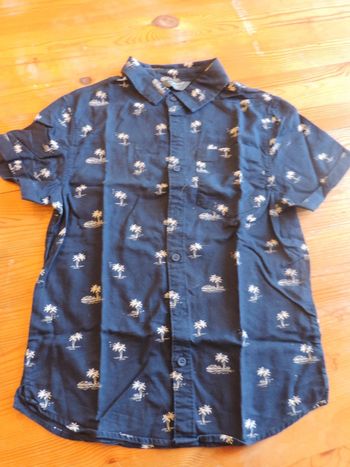 Chemine a manches courtes marine avec de palmiers en motif taille 8-9 ans