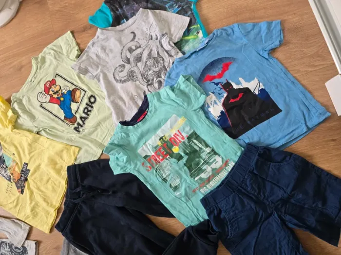 Gros lot de vêtements en 5 ans garcon kiabi batman mario offrons jogging tee shirt short - photo numéro 2