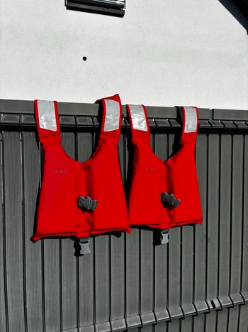 2 gilets de natations TBE