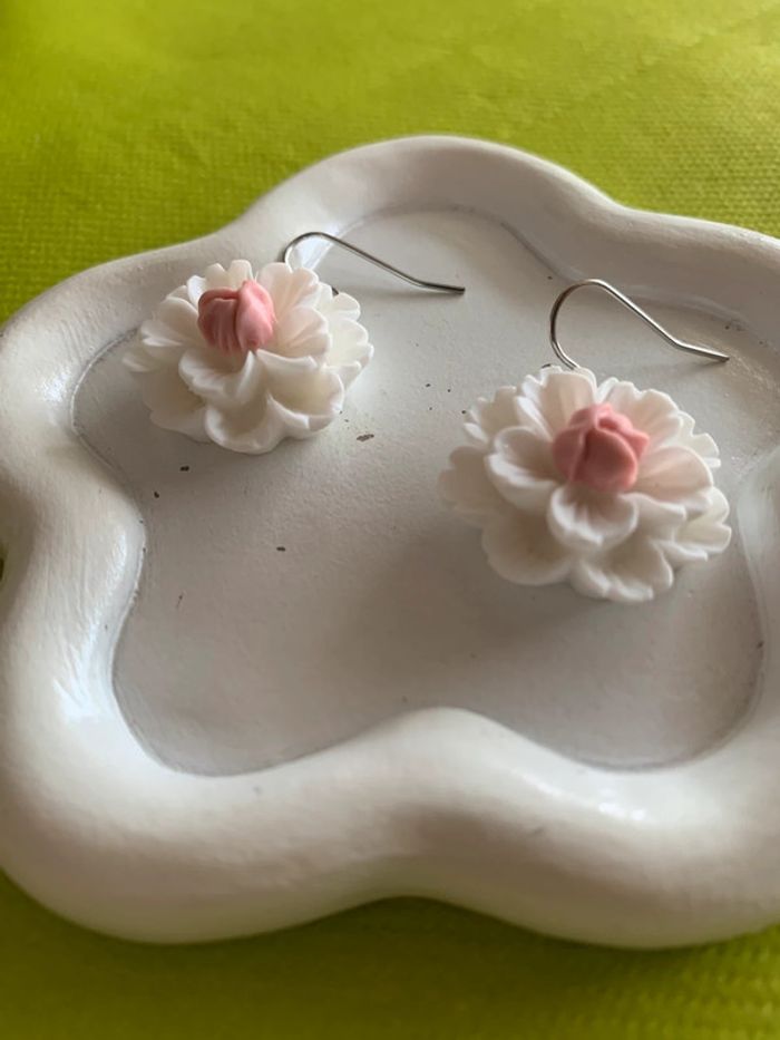 Boucles d’oreilles fleur blanche en résine - photo numéro 5