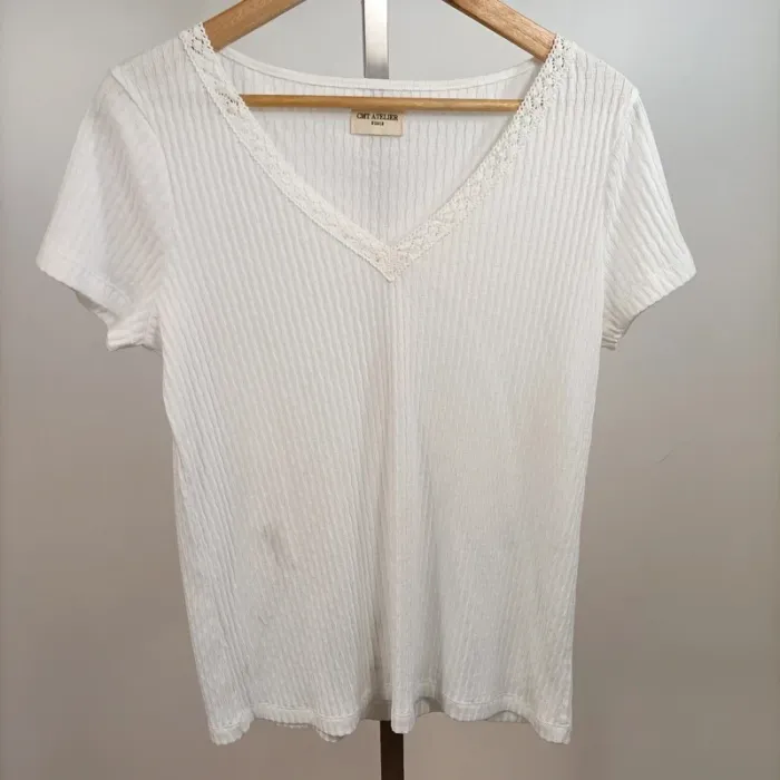 T-shirt blanc côtelé col V en dentelle CMT taille M A934