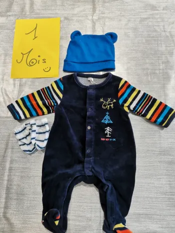 Lot pyjama velours 1 mois + bonnet + moufles