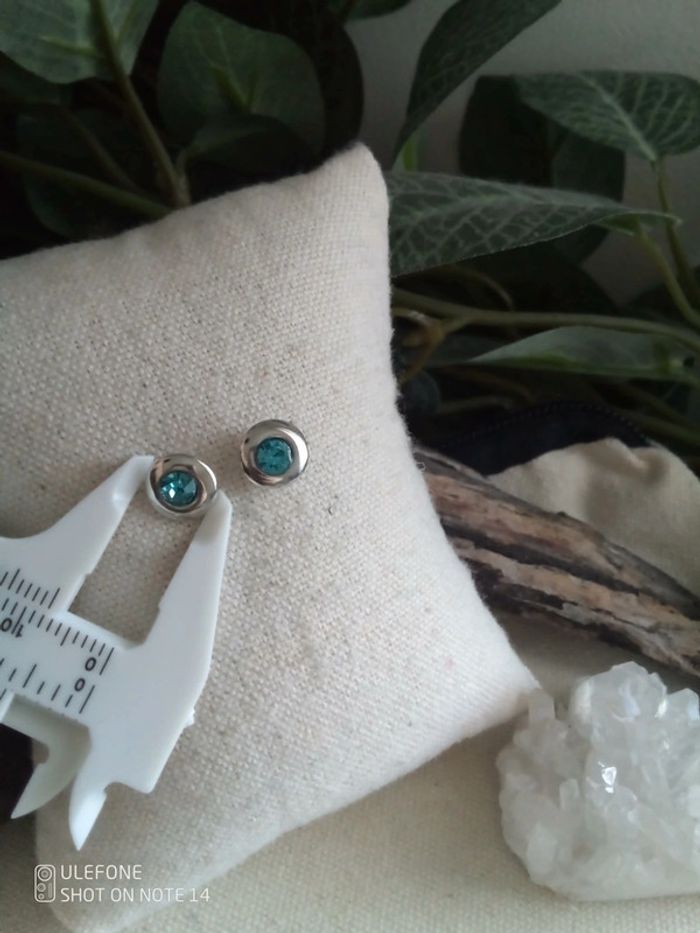 Petites boucles d'oreilles zircons bleus lagon et argent - photo numéro 2