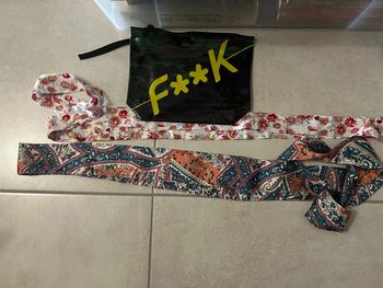 Trousse et 2 ceintures neuves