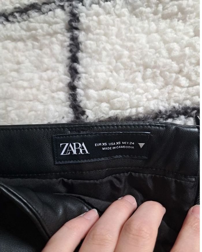Jupe simili cuire Zara taille 34 - photo numéro 2