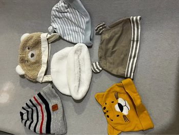 Lot bonnet taille 6 mois environ