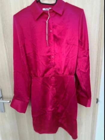 Robe courte satinée manches longues à épaulettes rose fuchsia taille S NA-KD