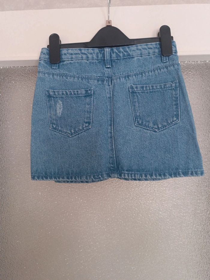 Jupe en jean bande rouge et blanche - photo numéro 3