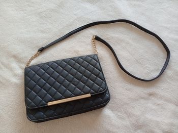 Sac bandoulière noir et doré. Atmosphère 